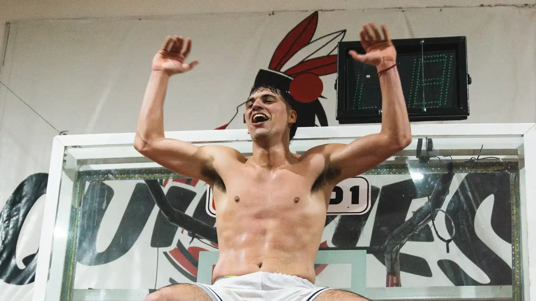 En pleno festejo Bautista Besmalinovich aprovechó para subirse al aro de la cancha de Quilmes y realizar el tradicional corte de red

NAHUEL LA GRUTTA