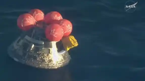 La cápsula con los astronautas de la misión Artemis II descendió con éxito en el océano Pacífico