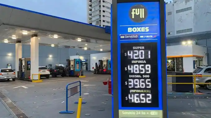 El Gobierno publicó el decreto que congela por 90 días el precio de los combustibles