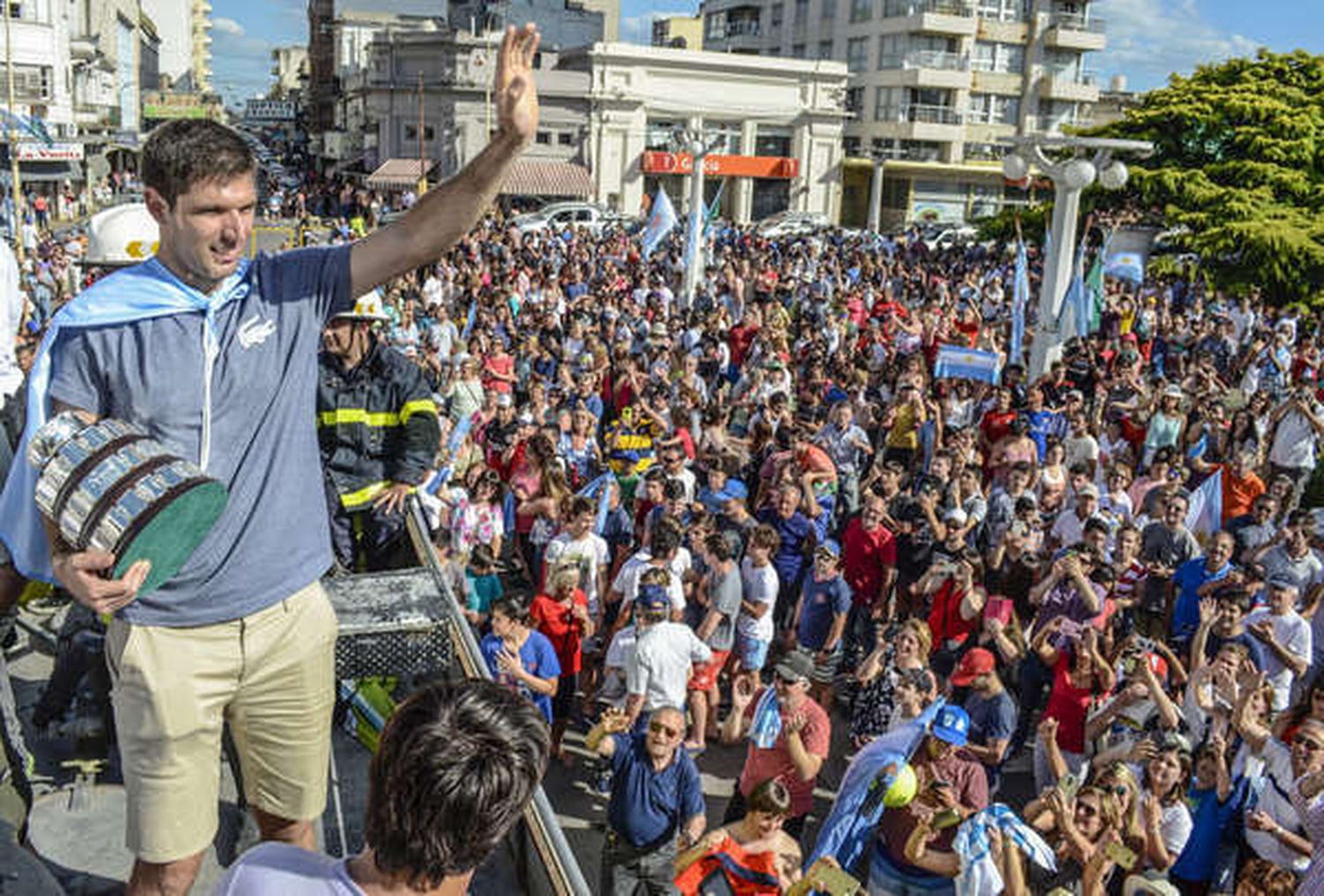 Azul: Una multitud recibió a Delbonis tras ganar la Copa Davis