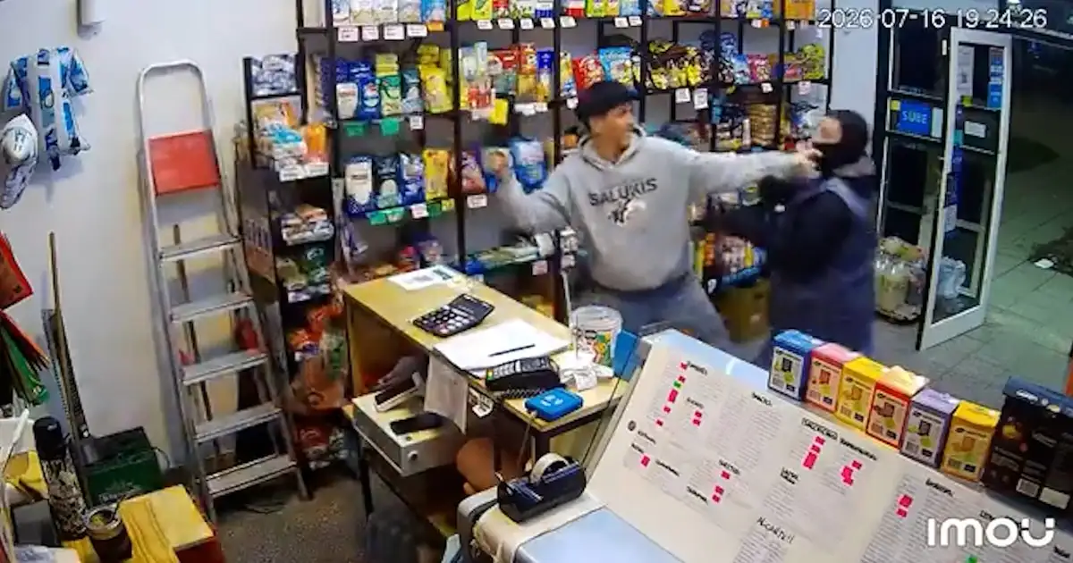 El trabajador reaccionó de inmediato ante el intento de robo tomando una botella de vino que se encontraba sobre el mostrador.