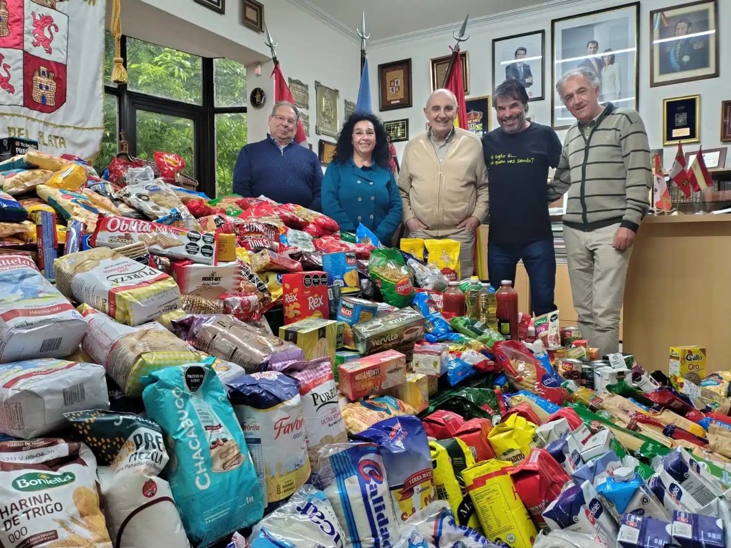 Gracias a la participación del público, se logró reunir casi media tonelada de alimentos no perecederos.