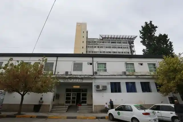 Una mujer dio a luz en la puerta del Hospital San Roque
