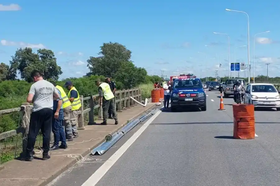 Desesperada búsqueda del conductor de un camión que se cayó al arroyo Miní de la ruta 168