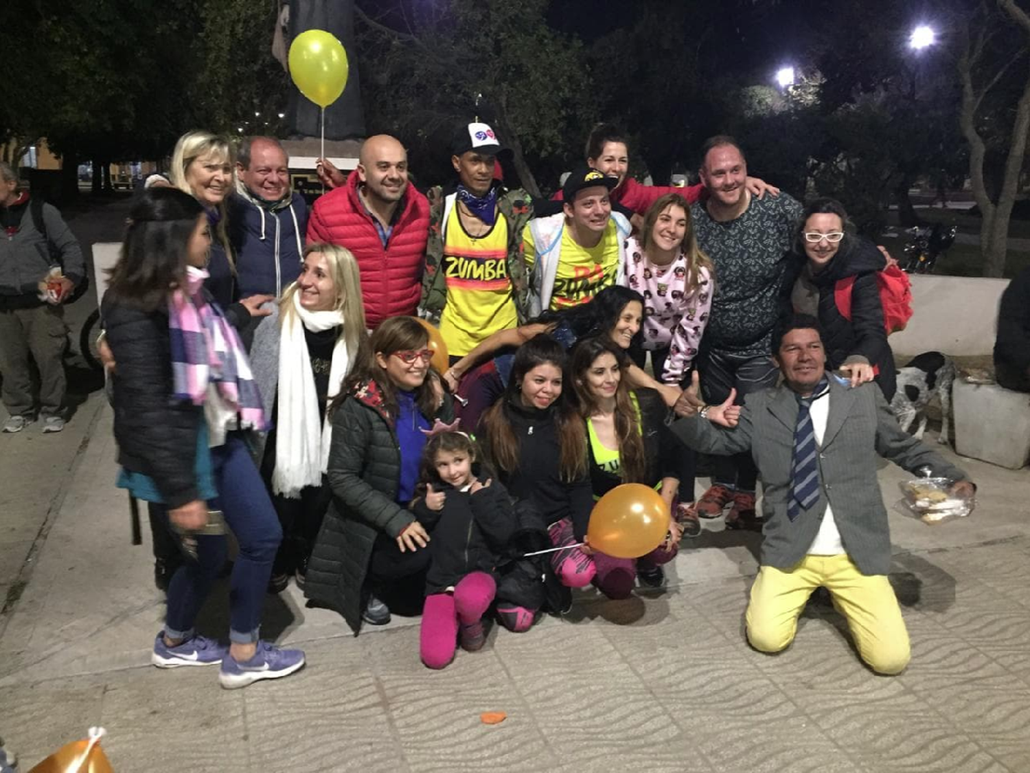 La "Mesa digna" se llenó de zumba por el Día del Amigo