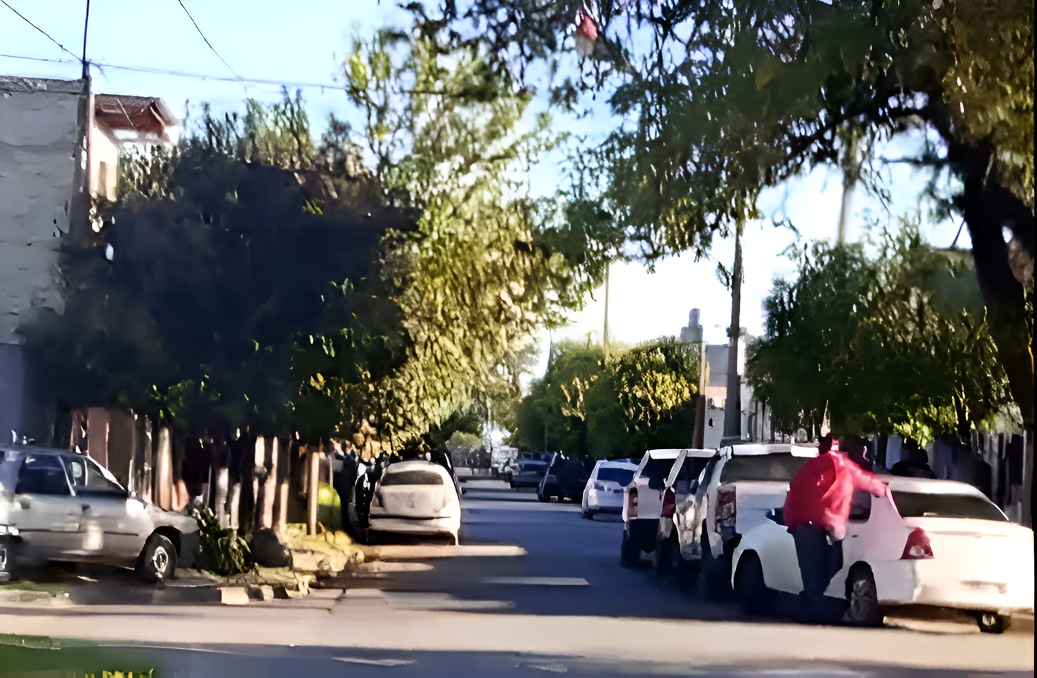 Móviles policiales en Bottaro y Martín Fierro, donde encontraron al sospechoso.