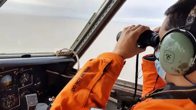 Buscan a una mujer que desapareció mientras hacía kitesurf en San Clemente: Tiene 30 años y estaba con 2 amigos 