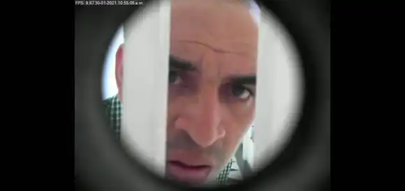 QUE MIEDO: tres tipos desconocidos revisaron un edificio piso por piso