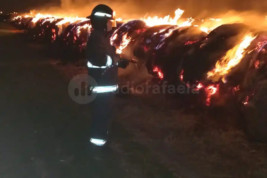 En un grave incendio, los bomberos se encontraron con un centenar de rollos en llamas