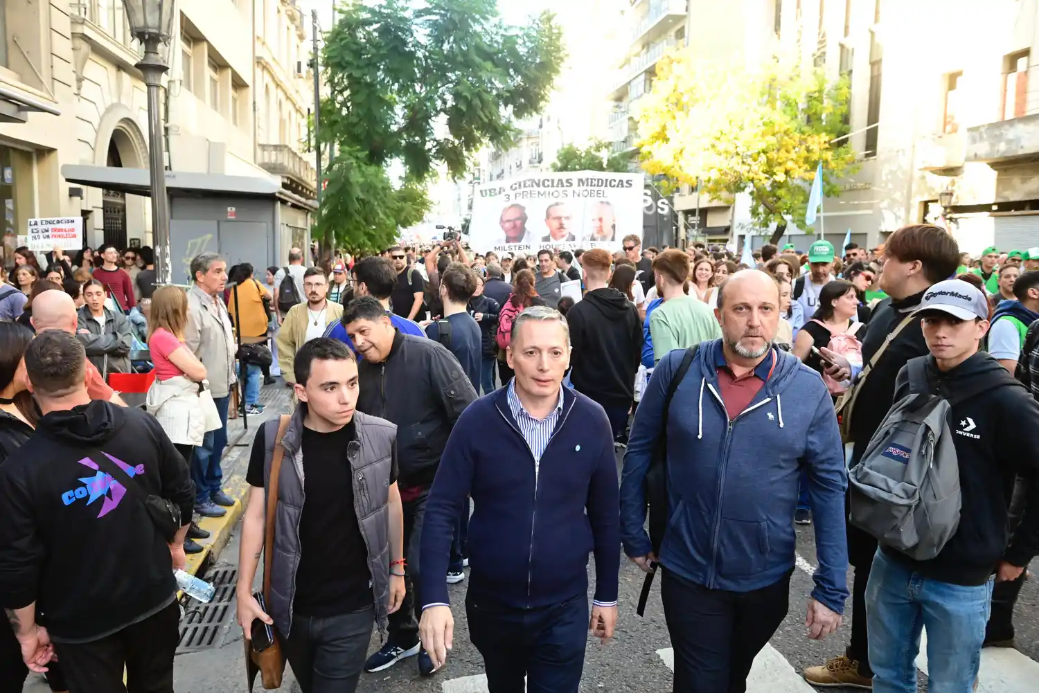 Gray marchó como egresado de la UBA.