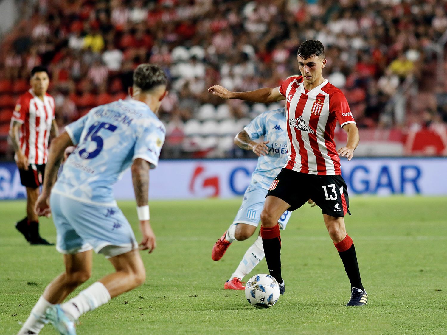 Benedetti, pelota al pie frente a Martirena.