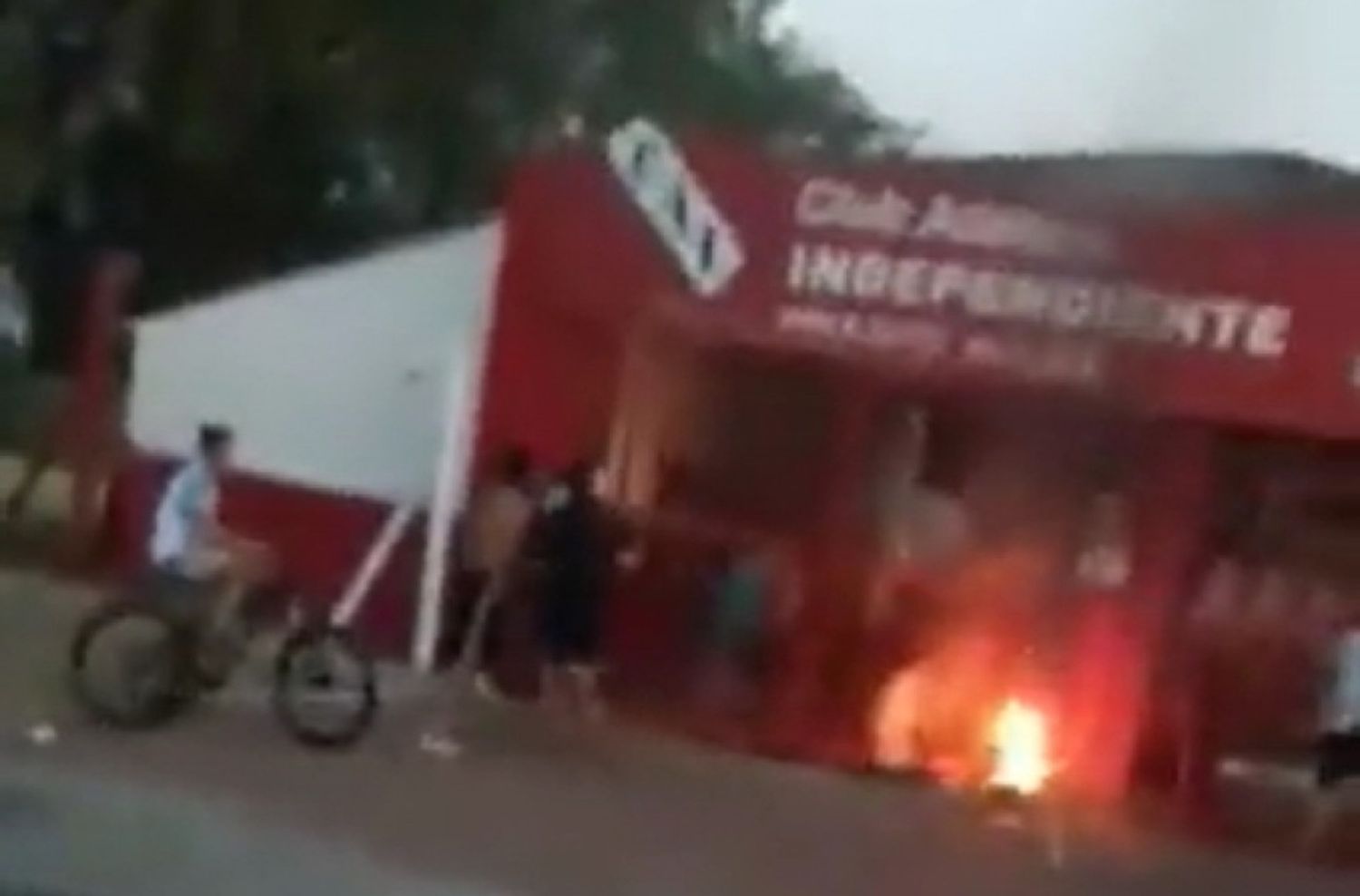 Un hincha de Independiente murió de un balazo en el pecho en medio de una pelea para despejar un piquete en Wilde