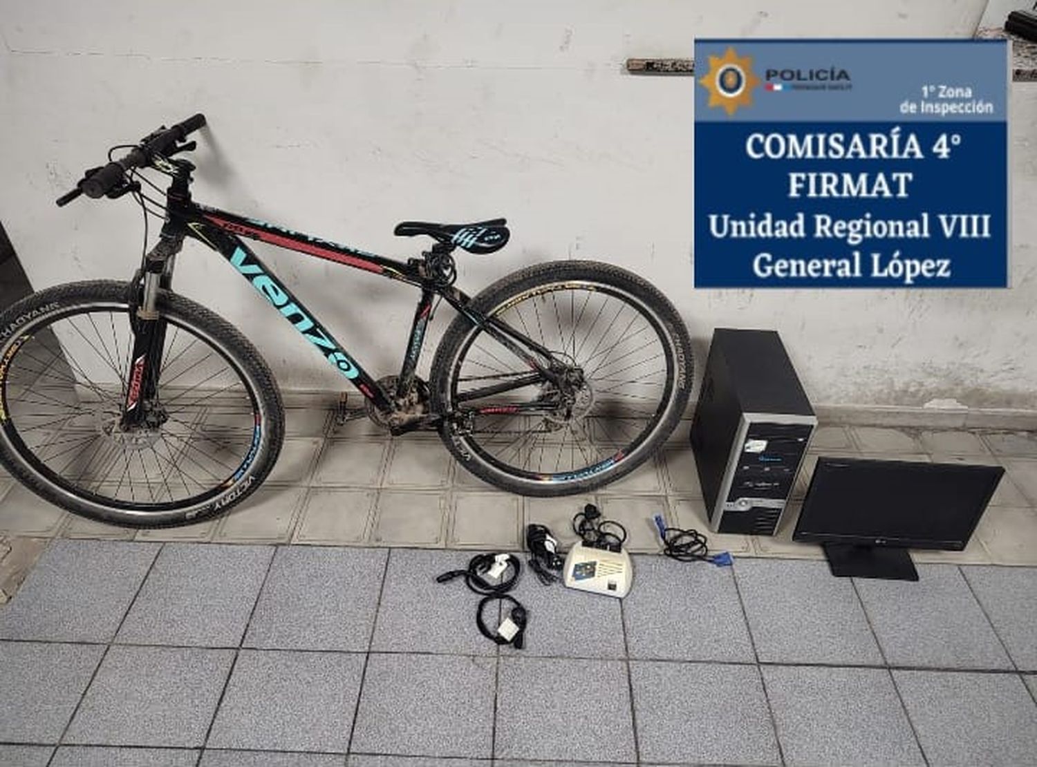 La bicicleta y computadora recuperada por personal policial.