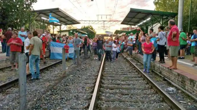 Tren Roca: Vecinos indignados cortan las vías en Hudson 