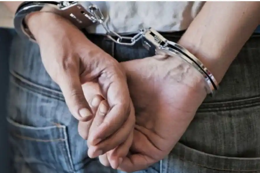 Intentó ingresar a un domicilio armado, quedó detenido