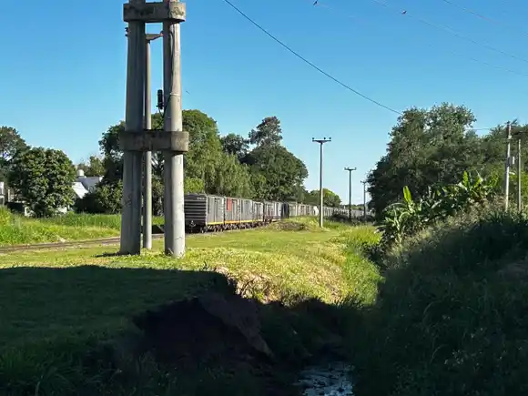 Una formación de tren quedó detenida en Rafaela e interrumpió el tránsito: ¿qué pasó?