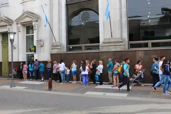Acatamiento total en el paro bancario en la ciudad
