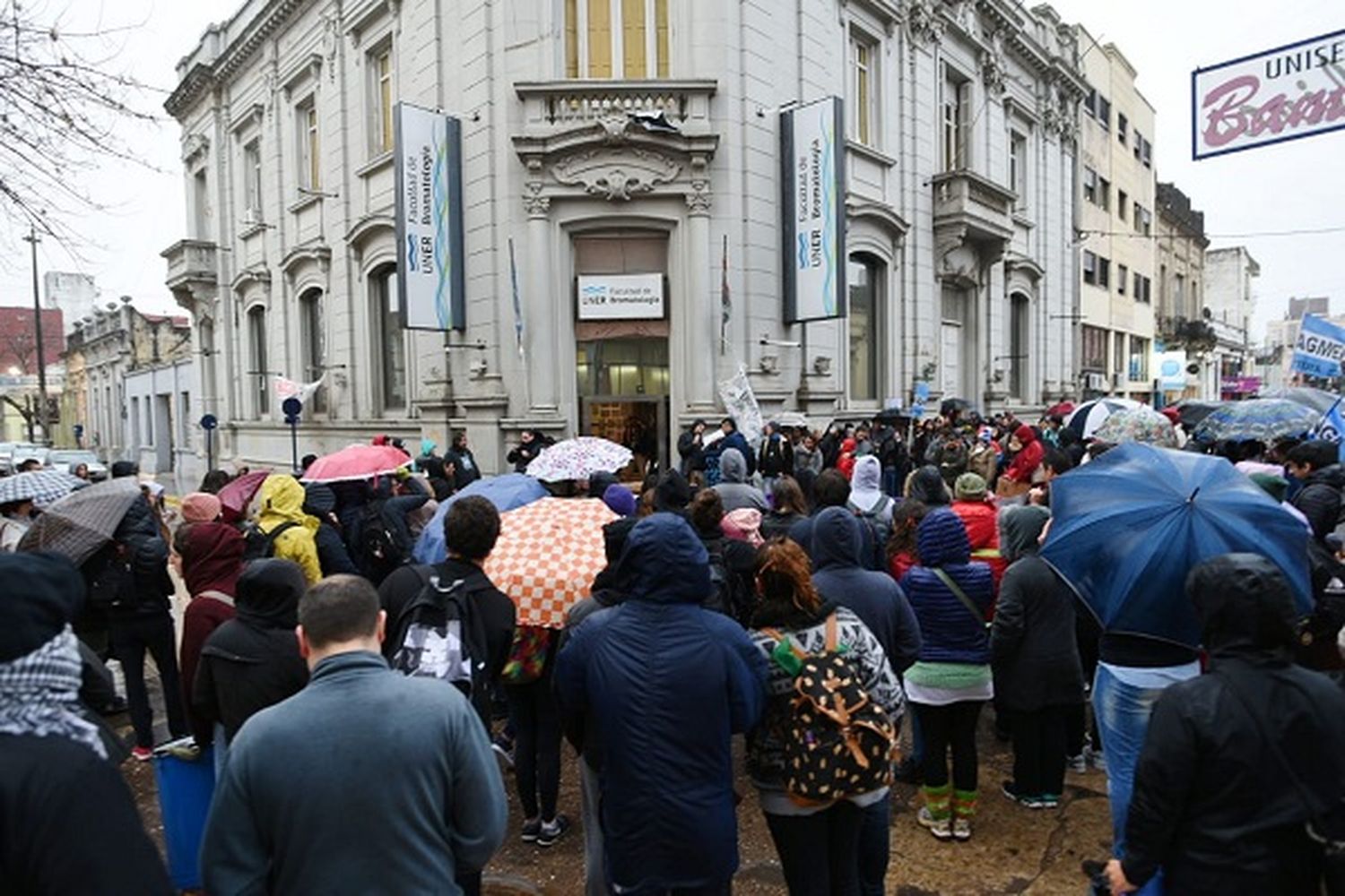 Unas 300 personas marcharon en defensa de la universidad pública y contra el ajuste