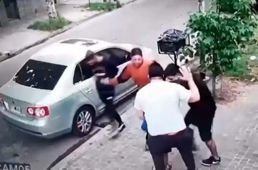 Lo asaltaron y robaron el auto cuando llegaba con su hijo de 6 años a una peluquería