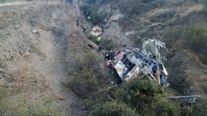 INVESTIGAN POR QUÉ VIAJABA SOLO: un venezolano de 17 años es una de las 33 víctimas del accidente de un autobús en Perú