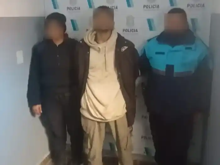 Al llegar al lugar, personal del Comando de Patrullas encontró un automóvil Chery QQ gris sin chapas patentes.