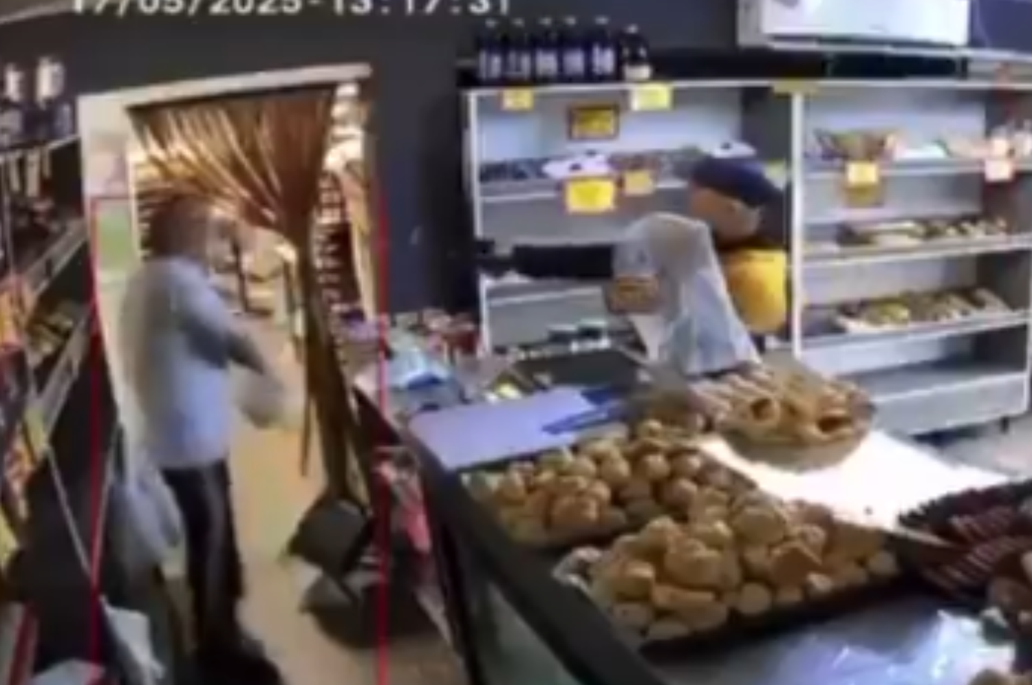 Las cámaras de seguridad del local registraron toda la secuencia.
