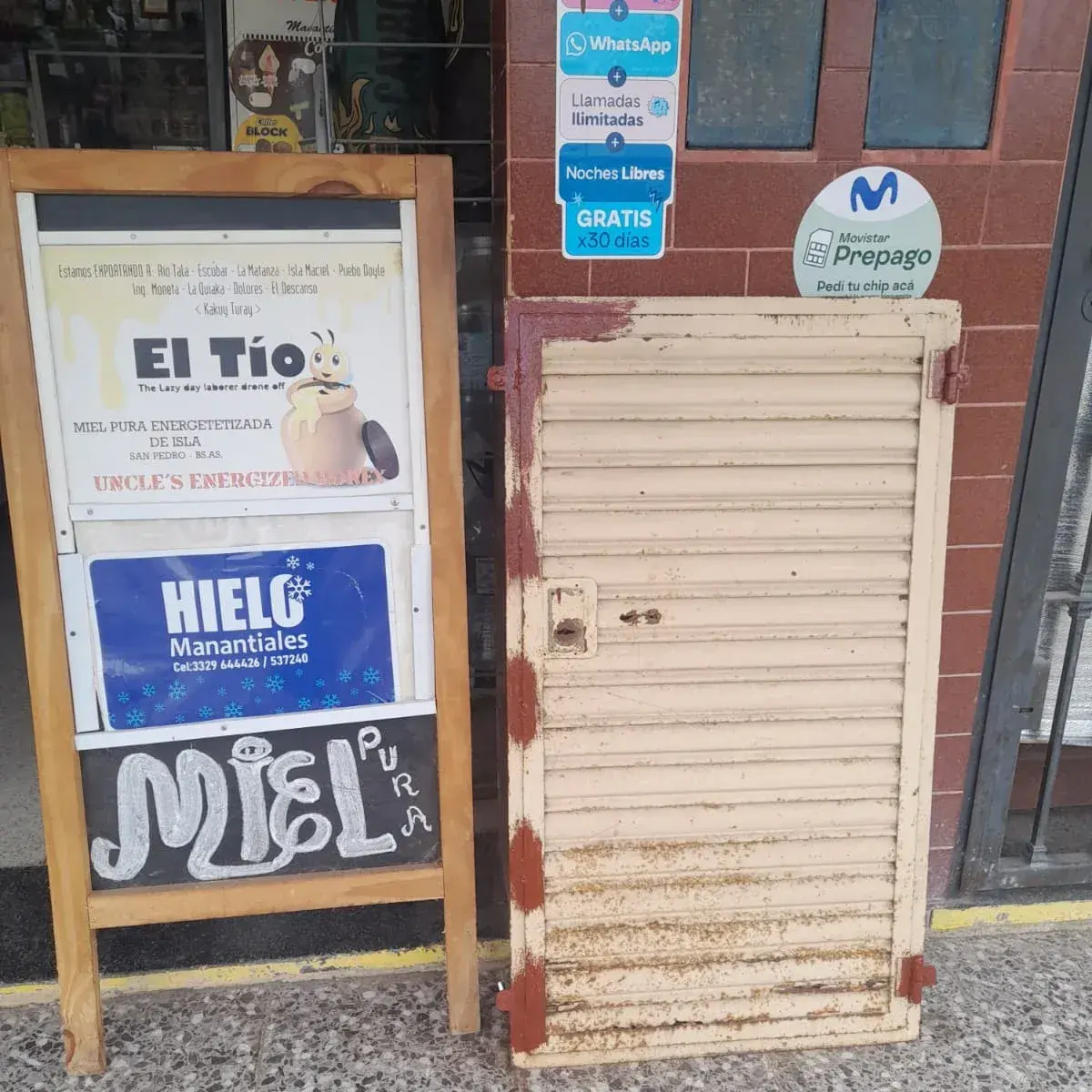 El damnificado informó a las autoridades policiales del hecho. Tuvo que clausurar la puerta de emergencia, debido a los malvivientes.