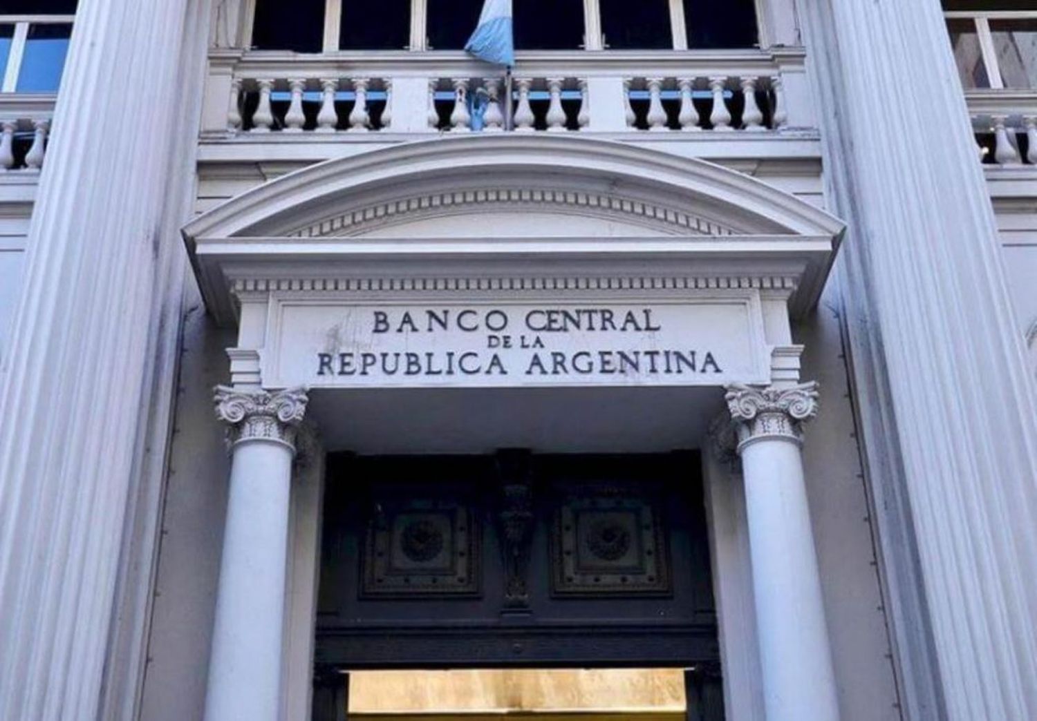 Los pagos de deuda impidieron acumular reservas en el primer trimestre del año