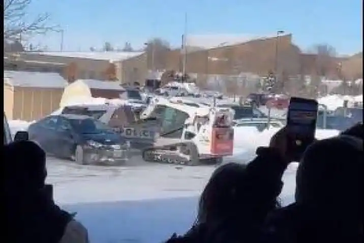 El episodio quedó filmado por personas que se encontraban en el lugar