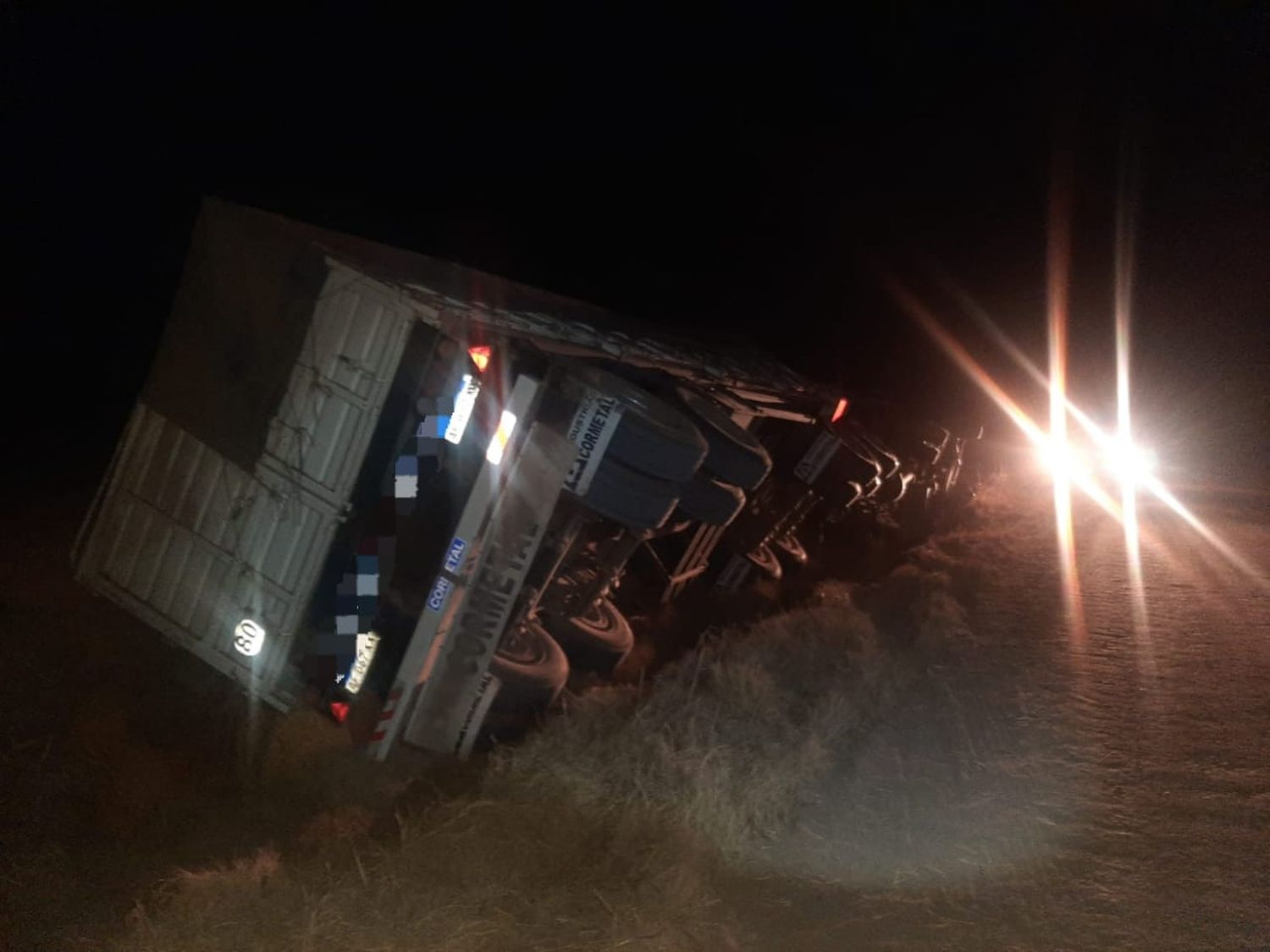 El vehículo quedó a la orilla izquierda de un camino rural