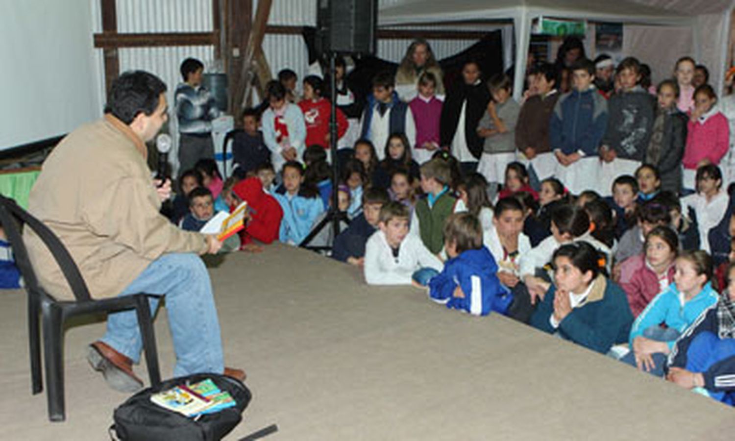 El escritor Mario Méndez participó de la Feria del Libro Infantil “Alas de Papel”