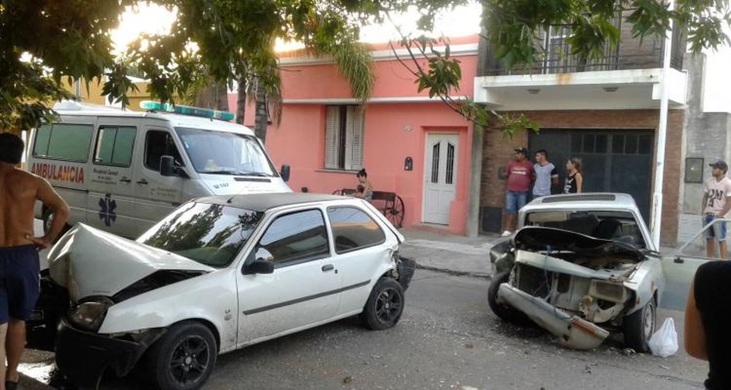 Chocó un auto estacionado en Almafuerte y 3 de Febrero y provocó intervención de Bomberos por pérdida de gas