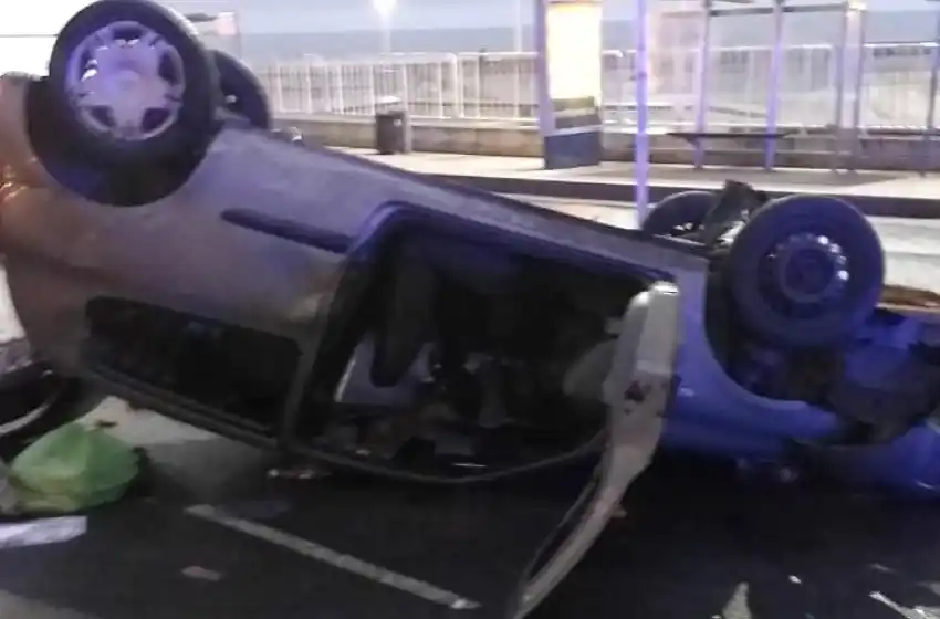Perdió el control del auto por conducir borracho y volcó en la costa