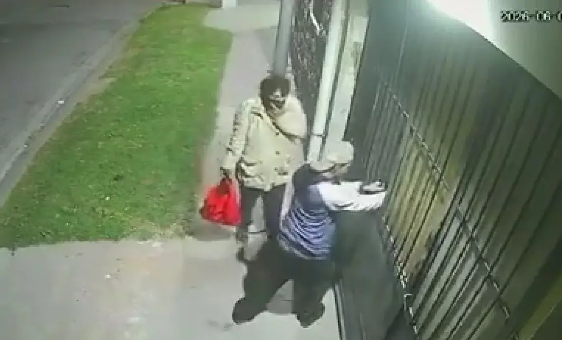 Los delincuentes quedaron registrados por cámaras de seguridad del comercio.