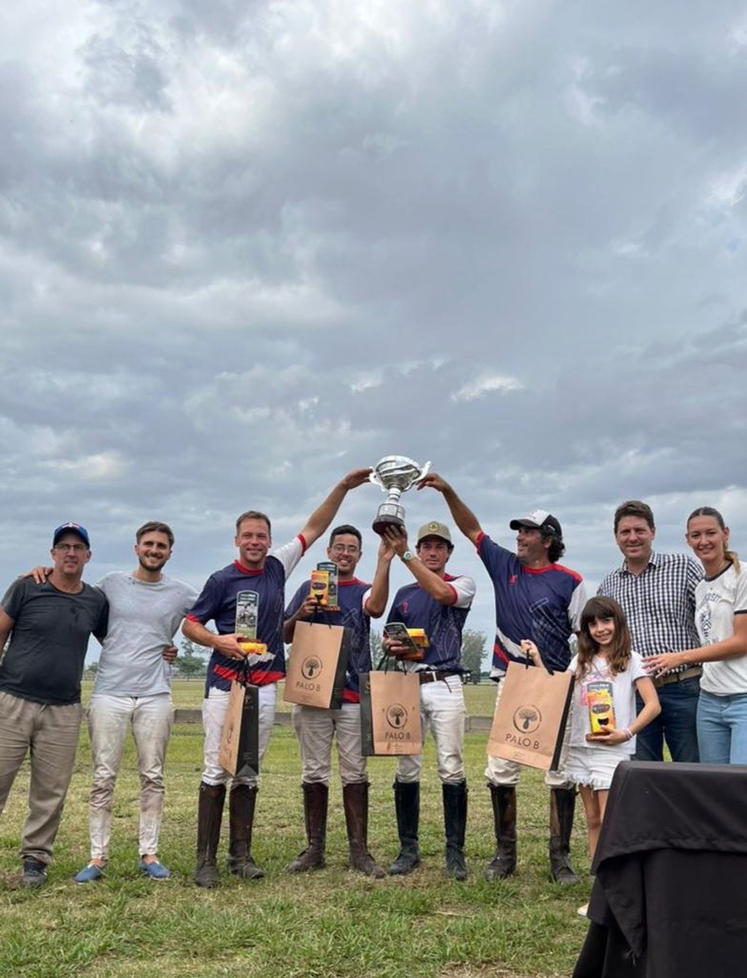 Los polistas campeones levantan la Copa Otoño