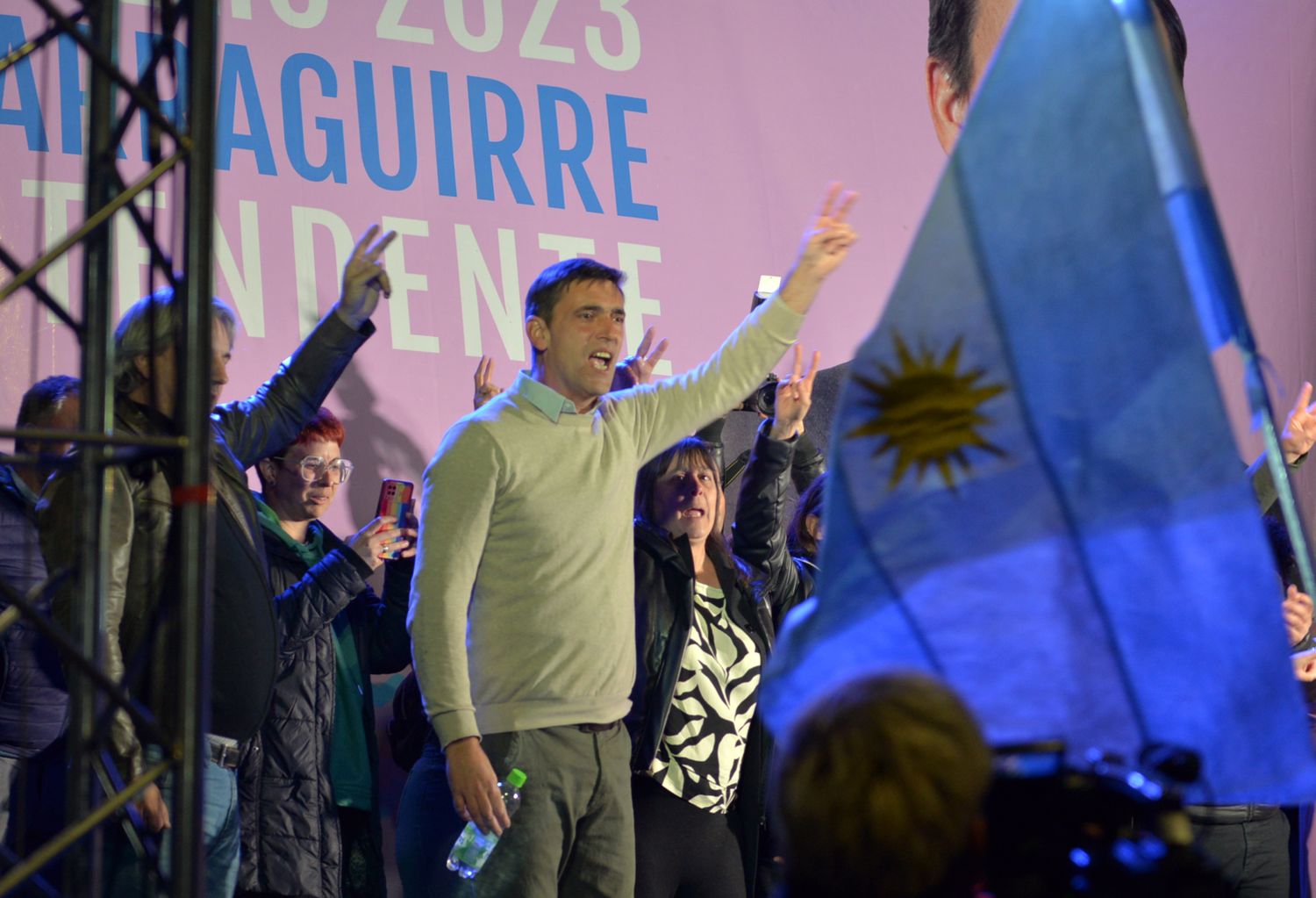 Rogelio Iparraguirre, en pleno cierre de campaña en la Estación de Trenes.