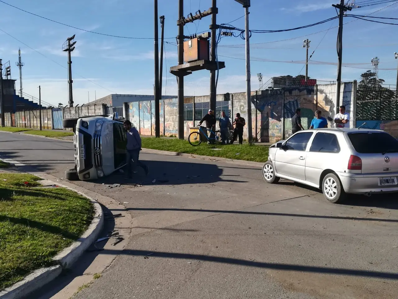 Choque y vuelco: un peatón resultó herido y está internado
