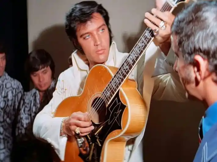 Luhrmann ha señalado que no se emplearon efectos visuales artificiales; lo que se ve en pantalla es el impacto real que Presley tenía sobre su público.