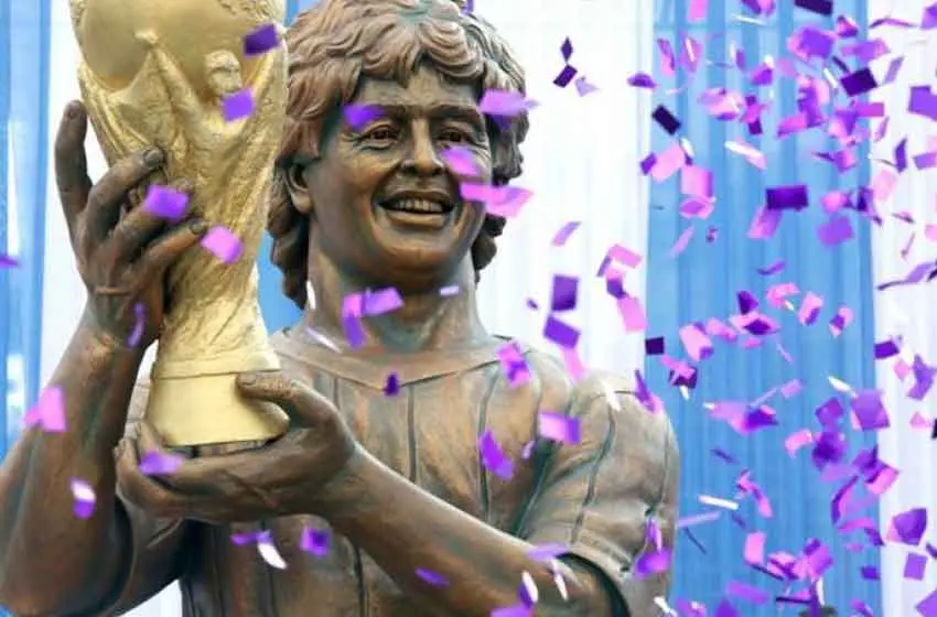 Maradona fue inmortalizado en la India junto a la Copa del Mundo