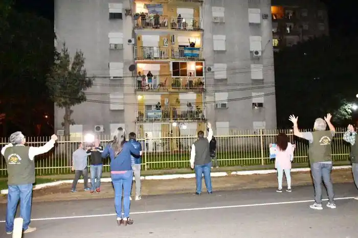 Vecinos de los edificios de Eva Perón y Chabrillón homenajearon a  Veteranos de Malvinas