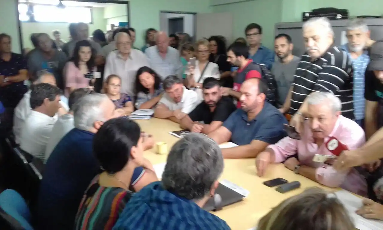 Protestas y denuncias durante el tratamiento de la emergencia tarifaria en Baradero