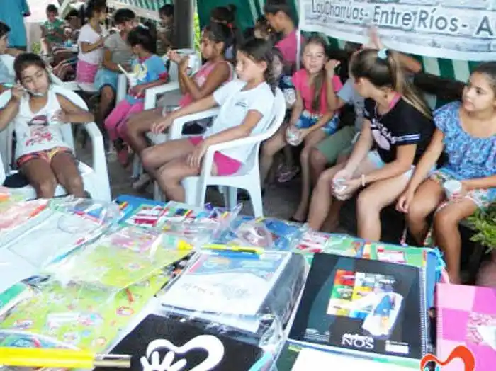 Entrega de kits de útiles  escolares, en Charruarte 