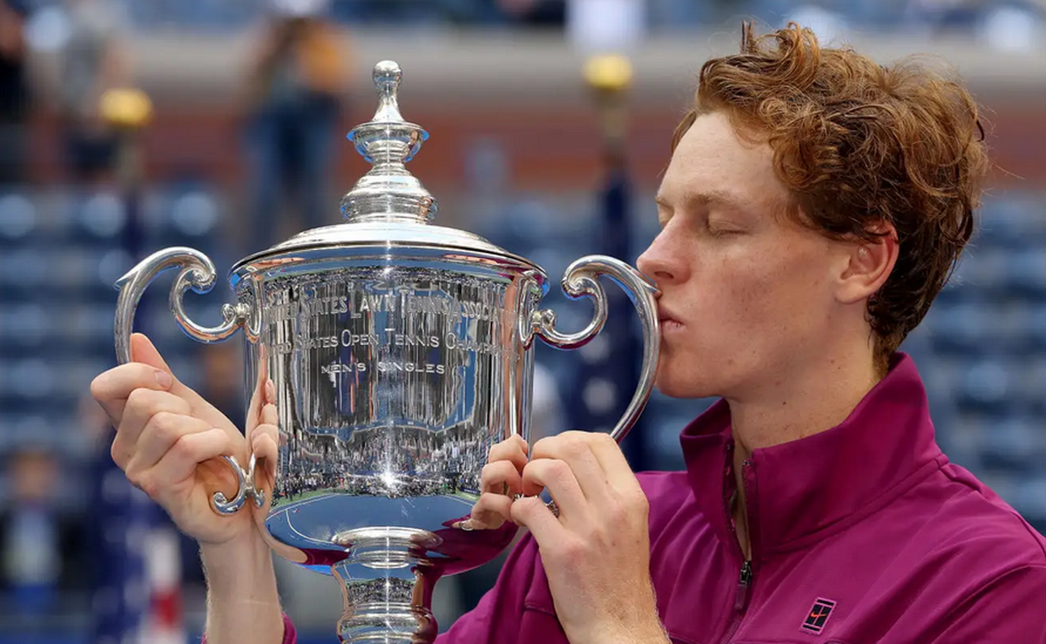 Sinner besa el trofeo del US Open.