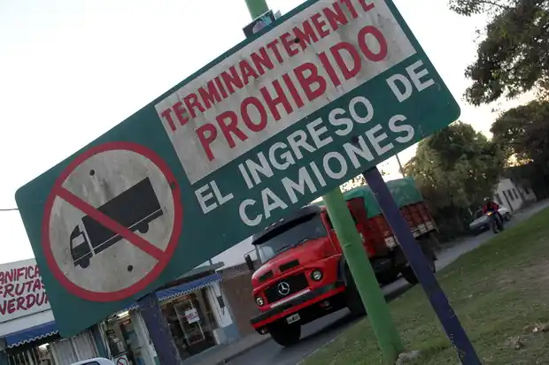 Denuncian incumplimiento de la ordenanza que regula el tránsito pesado 