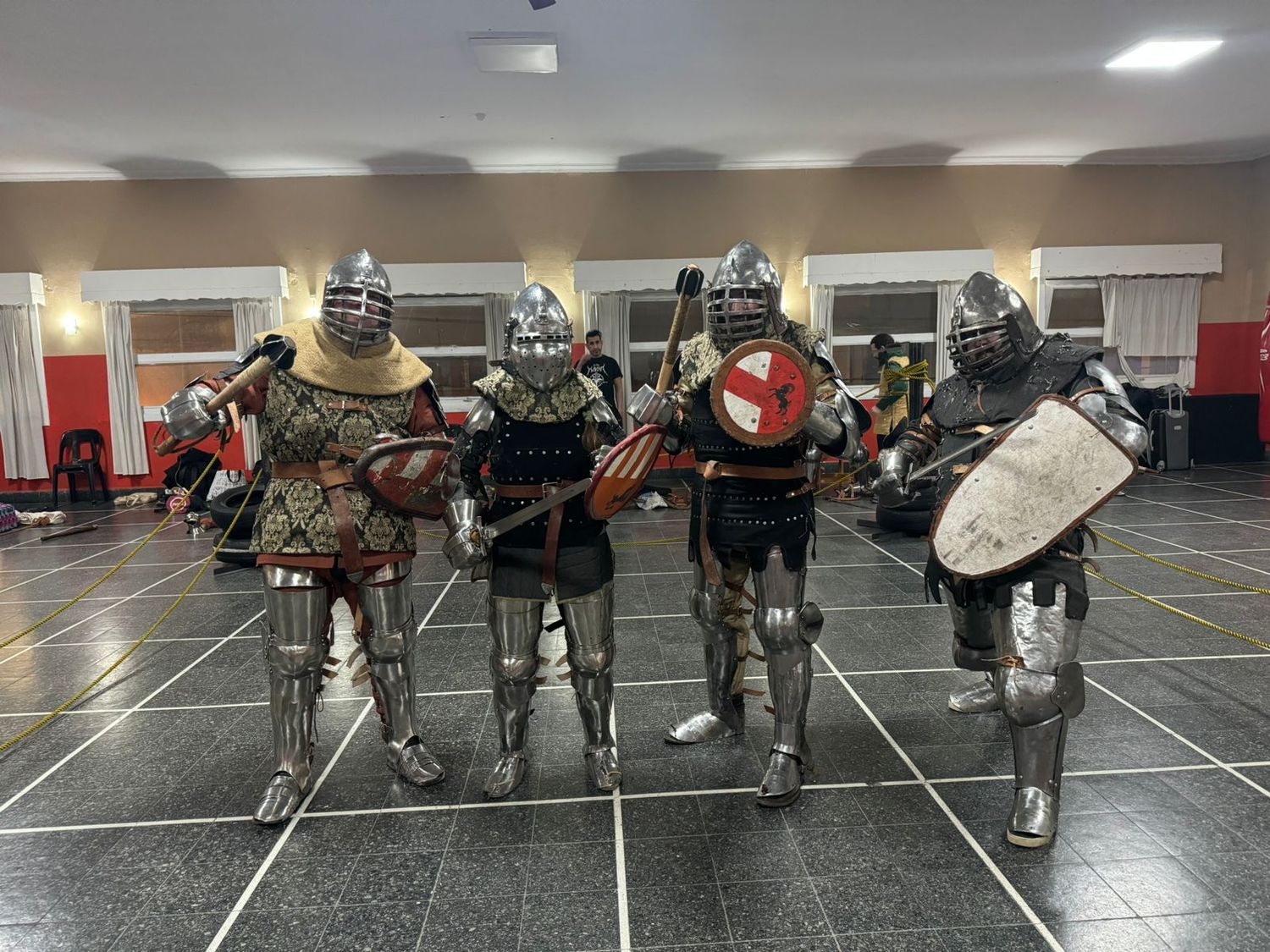 El equipo de Alto Día y un desafío de combate medieval.