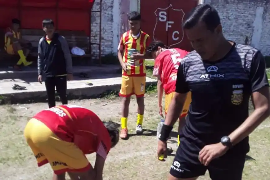 El gesto de un árbitro con un chico en pleno partido que emocionó a todos