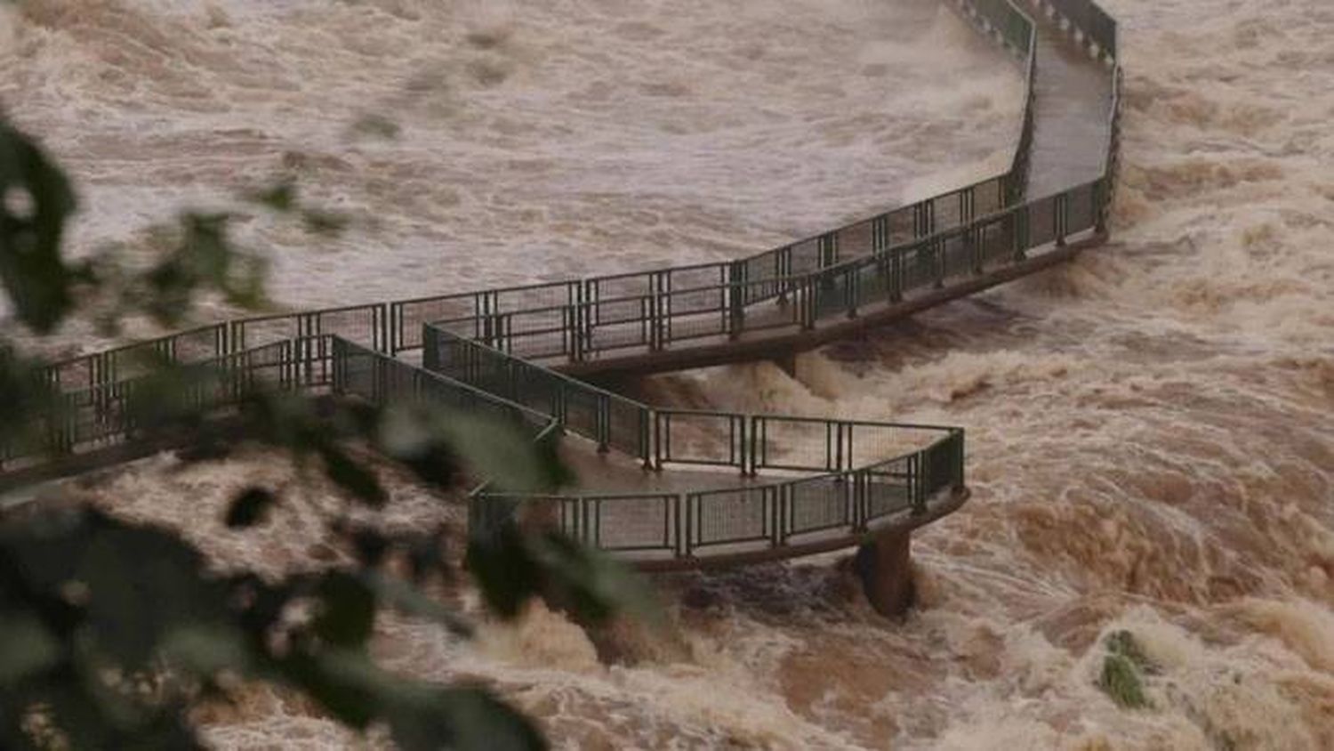 La crecida del río arrastró parte de la pasarela de la Garganta del Diablo