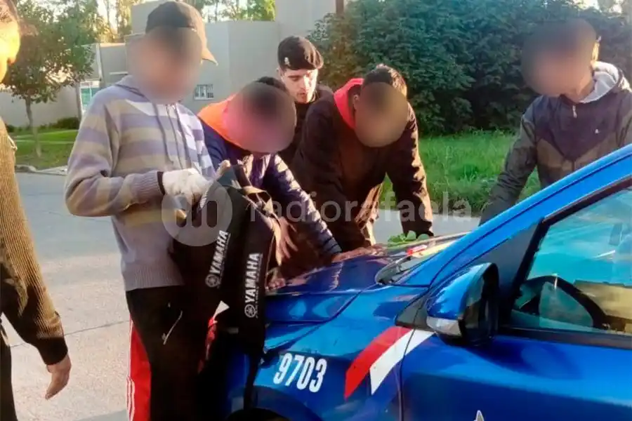 Quisieron robar pertenencias dentro de un auto y no tuvieron suerte: fueron descubiertos por las cámaras del Centro de Monitoreo