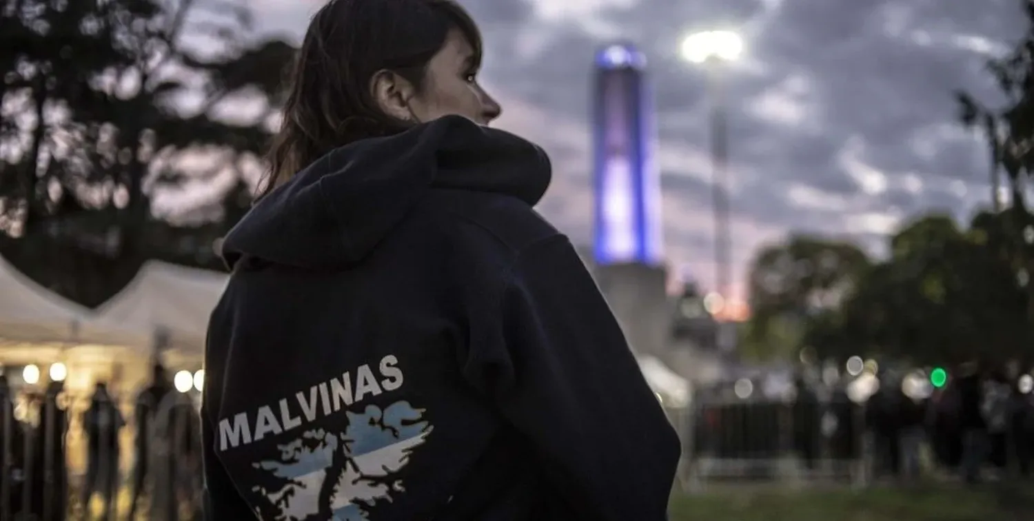 El público se fue renovando con el correr de las horas, aunque fueron muchos los que se quedaron “haciendo el aguante” a los veteranos, hasta cantar con ellos el himno nacional argentino.