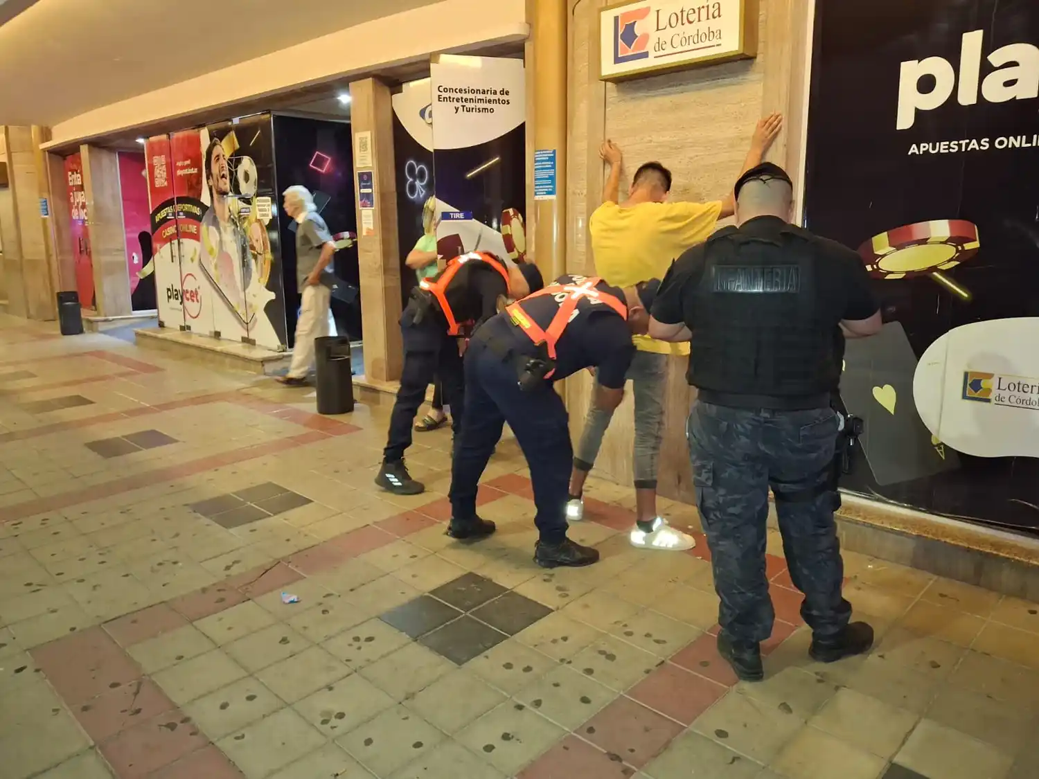 Controles en el sector del casino y microcentro.